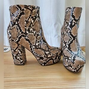 Steve Madden Gusty Tan Snake Platform Boot